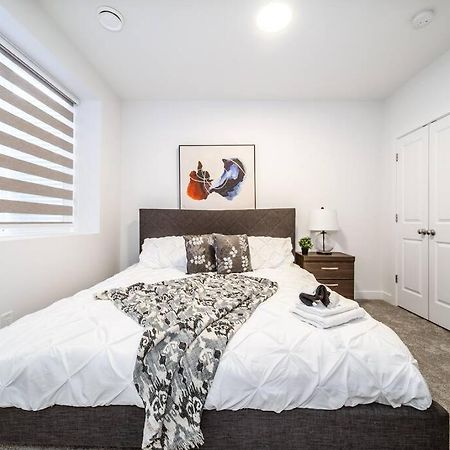 *New* Modern Suite King Bed! Netflix! Sleeps 4! Edmonton Ngoại thất bức ảnh
