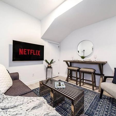 *New* Modern Suite King Bed! Netflix! Sleeps 4! Edmonton Ngoại thất bức ảnh