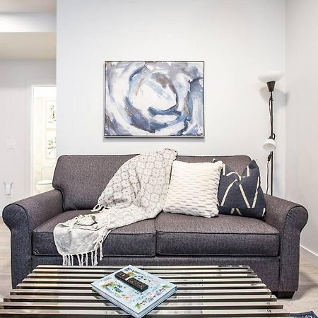 *New* Modern Suite King Bed! Netflix! Sleeps 4! Edmonton Ngoại thất bức ảnh