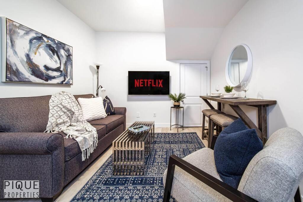 *New* Modern Suite King Bed! Netflix! Sleeps 4! Edmonton Ngoại thất bức ảnh