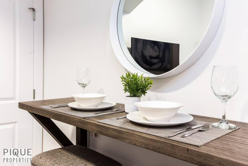 *New* Modern Suite King Bed! Netflix! Sleeps 4! Edmonton Ngoại thất bức ảnh