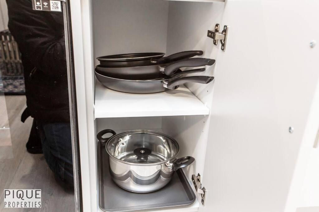 *New* Modern Suite King Bed! Netflix! Sleeps 4! Edmonton Ngoại thất bức ảnh