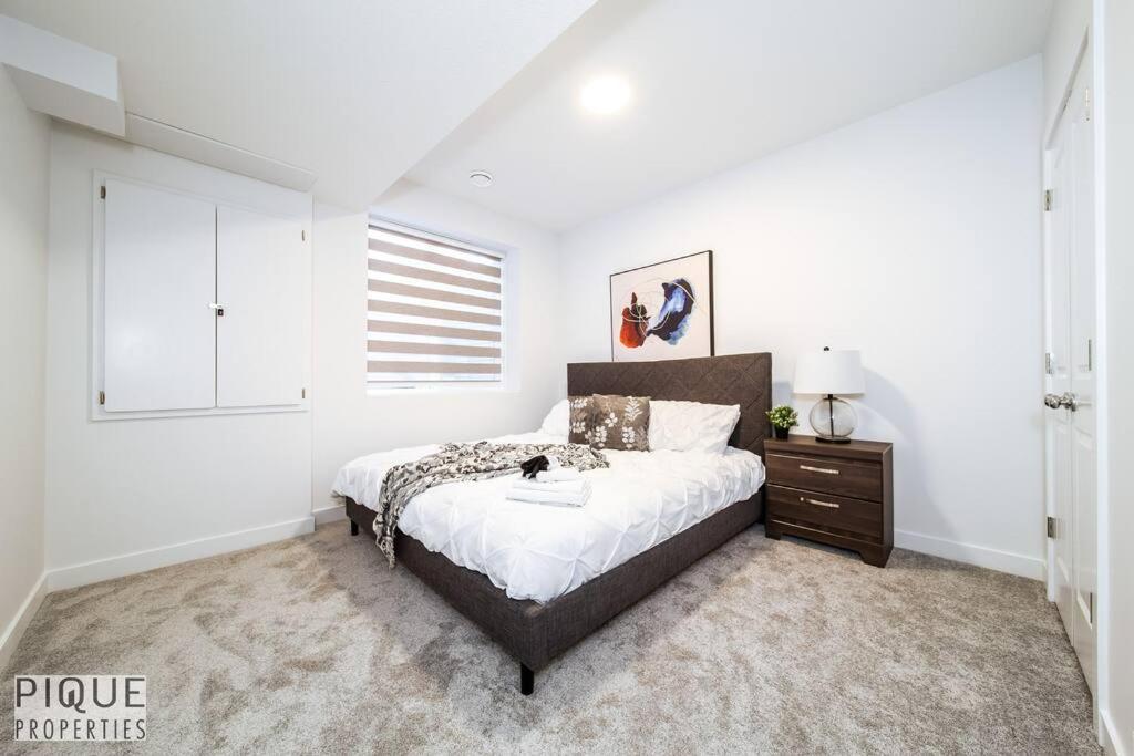 *New* Modern Suite King Bed! Netflix! Sleeps 4! Edmonton Ngoại thất bức ảnh