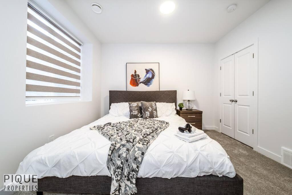 *New* Modern Suite King Bed! Netflix! Sleeps 4! Edmonton Ngoại thất bức ảnh