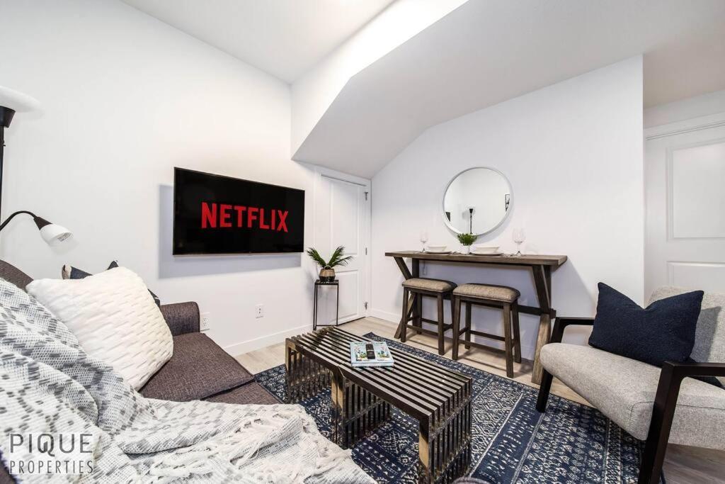 *New* Modern Suite King Bed! Netflix! Sleeps 4! Edmonton Ngoại thất bức ảnh