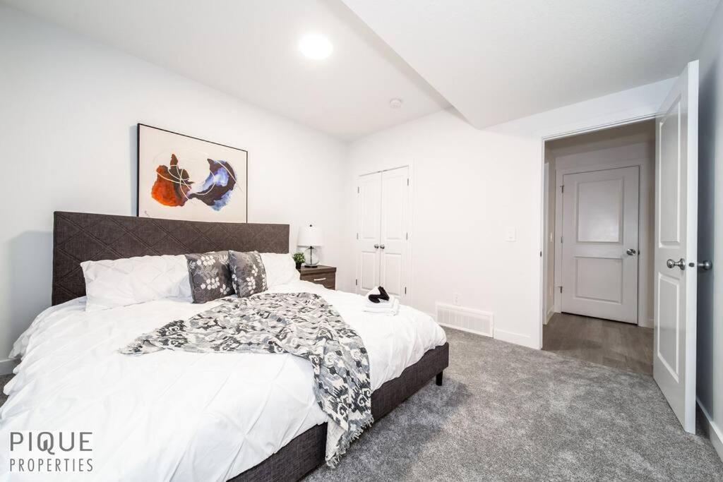 *New* Modern Suite King Bed! Netflix! Sleeps 4! Edmonton Ngoại thất bức ảnh