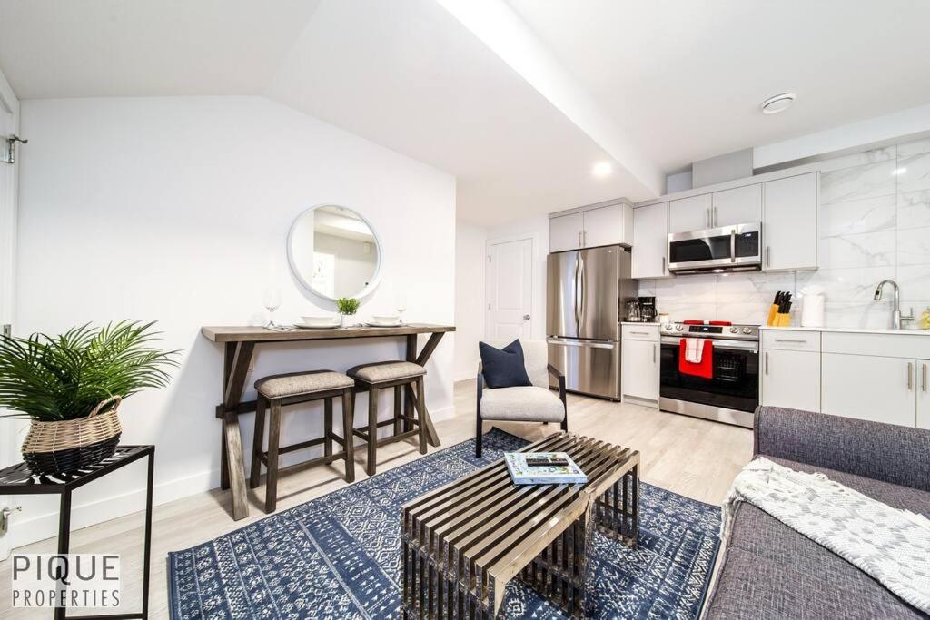 *New* Modern Suite King Bed! Netflix! Sleeps 4! Edmonton Ngoại thất bức ảnh