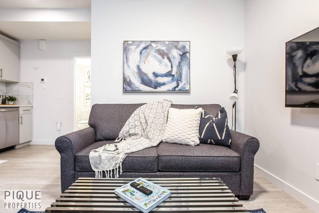 *New* Modern Suite King Bed! Netflix! Sleeps 4! Edmonton Ngoại thất bức ảnh
