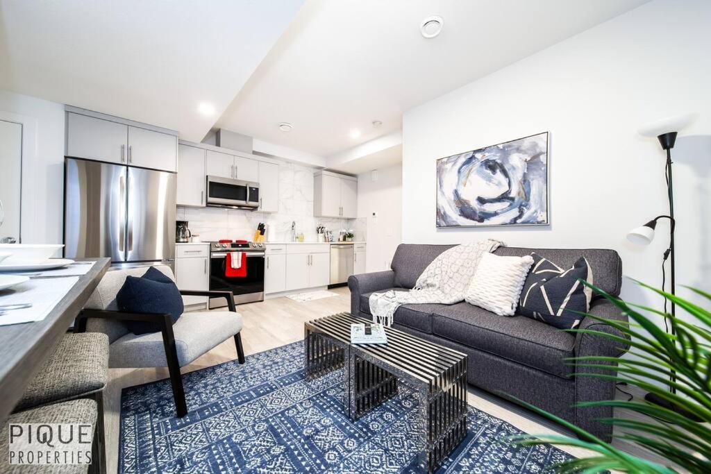 *New* Modern Suite King Bed! Netflix! Sleeps 4! Edmonton Ngoại thất bức ảnh