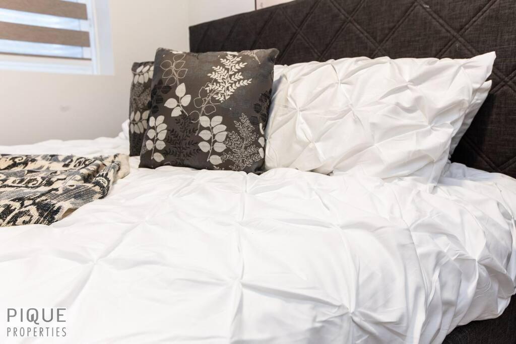 *New* Modern Suite King Bed! Netflix! Sleeps 4! Edmonton Ngoại thất bức ảnh