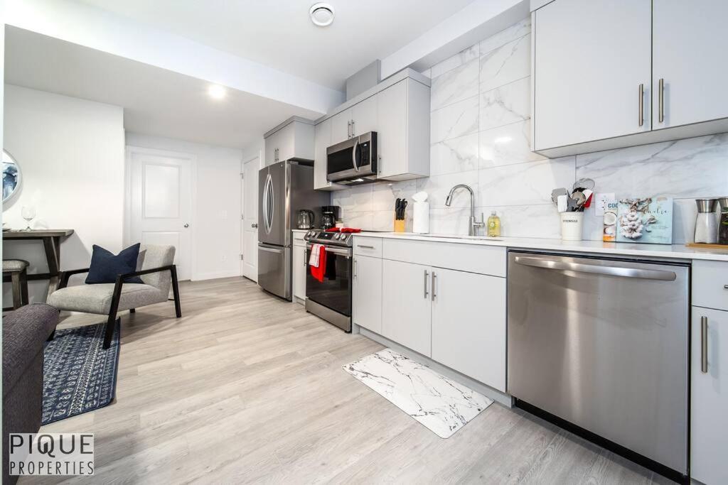 *New* Modern Suite King Bed! Netflix! Sleeps 4! Edmonton Ngoại thất bức ảnh