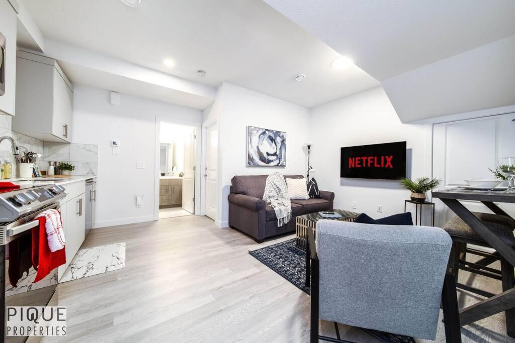*New* Modern Suite King Bed! Netflix! Sleeps 4! Edmonton Ngoại thất bức ảnh