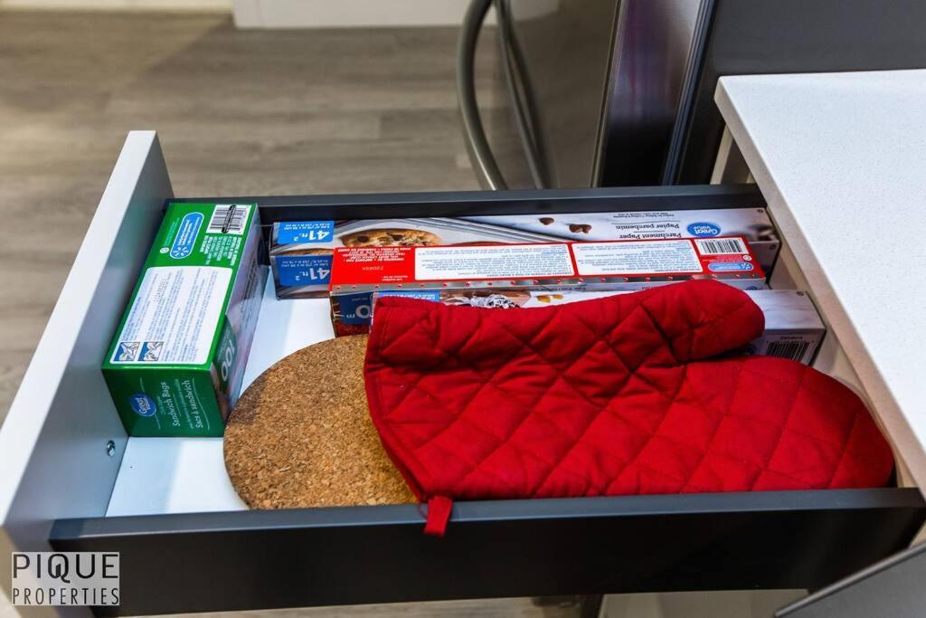 *New* Modern Suite King Bed! Netflix! Sleeps 4! Edmonton Ngoại thất bức ảnh