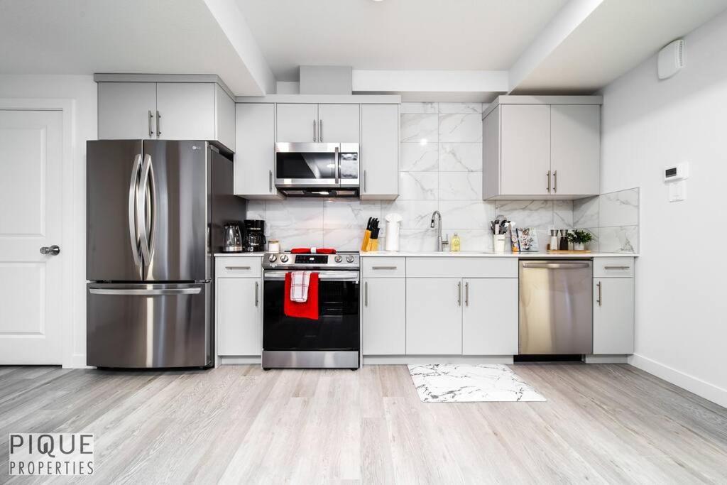 *New* Modern Suite King Bed! Netflix! Sleeps 4! Edmonton Ngoại thất bức ảnh